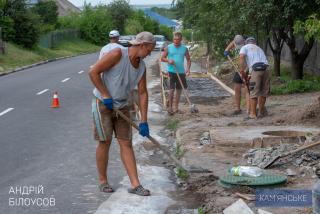 У Кам’янському ремонтують тротуари